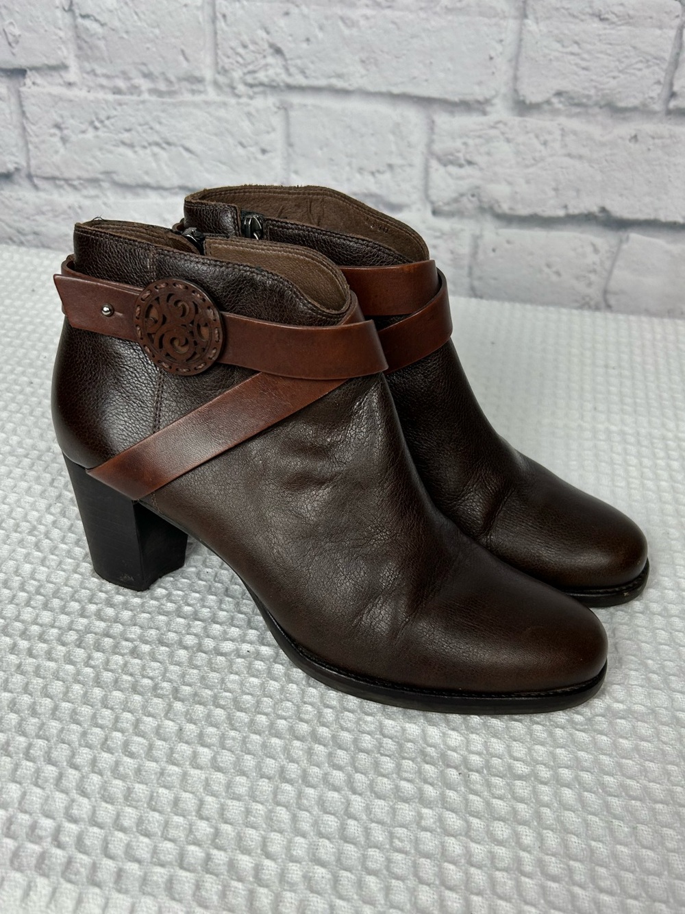 Brighton Brown Leather Ankle Boots Women’s 8.5 Narrow Block Heel Strap Medallion